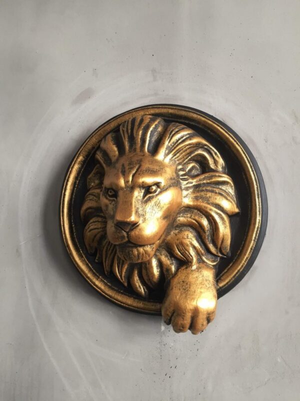 голова льва на стене