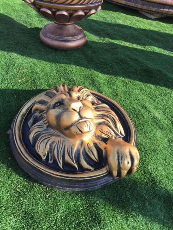 Маска морда льва из бетона