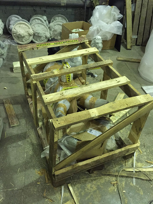 скульптура орла на шаре в упаковке