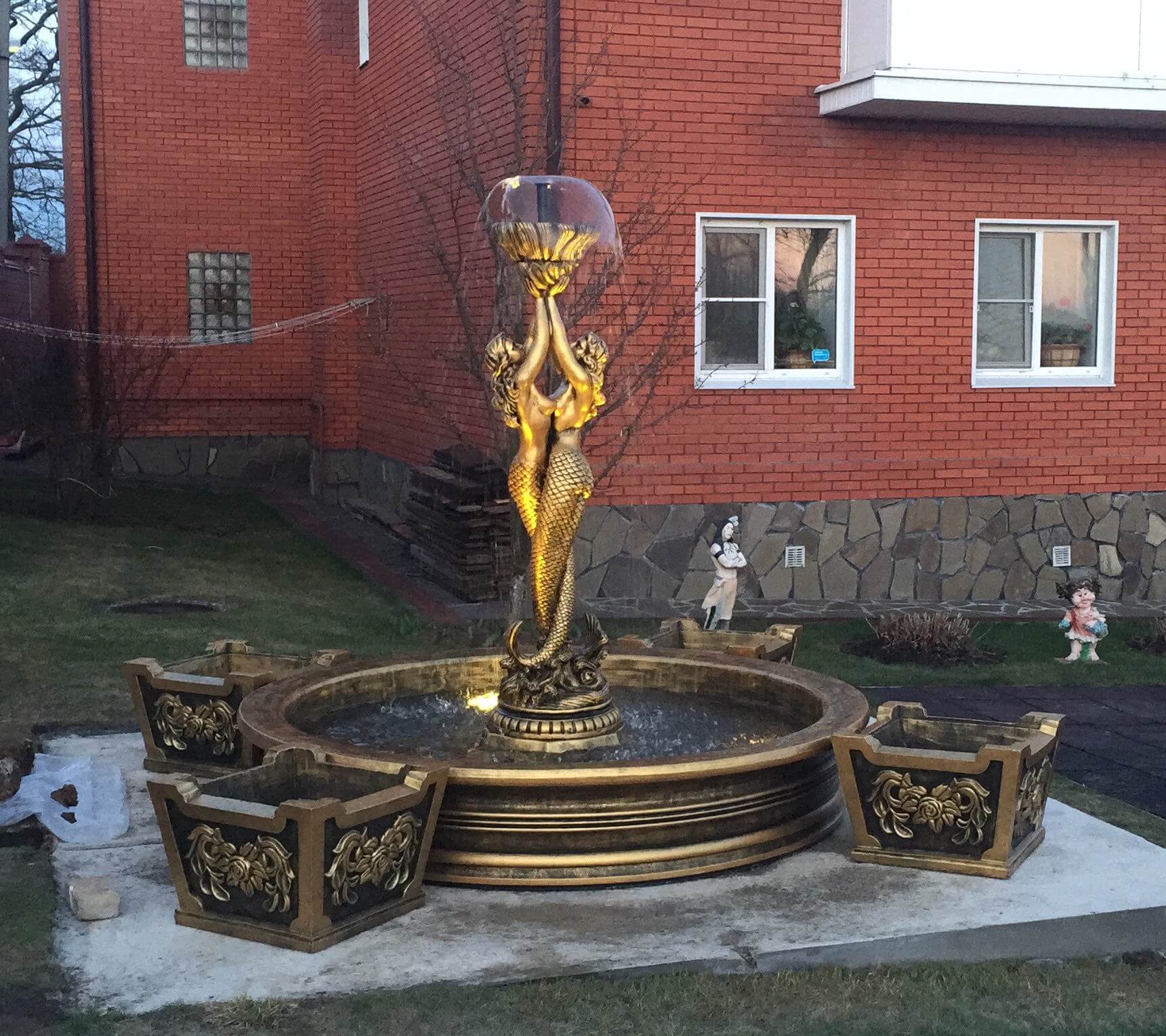 садовый фонтан на участке в бронзовом цвете у дома