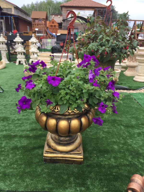 Садовый вазон с цветами