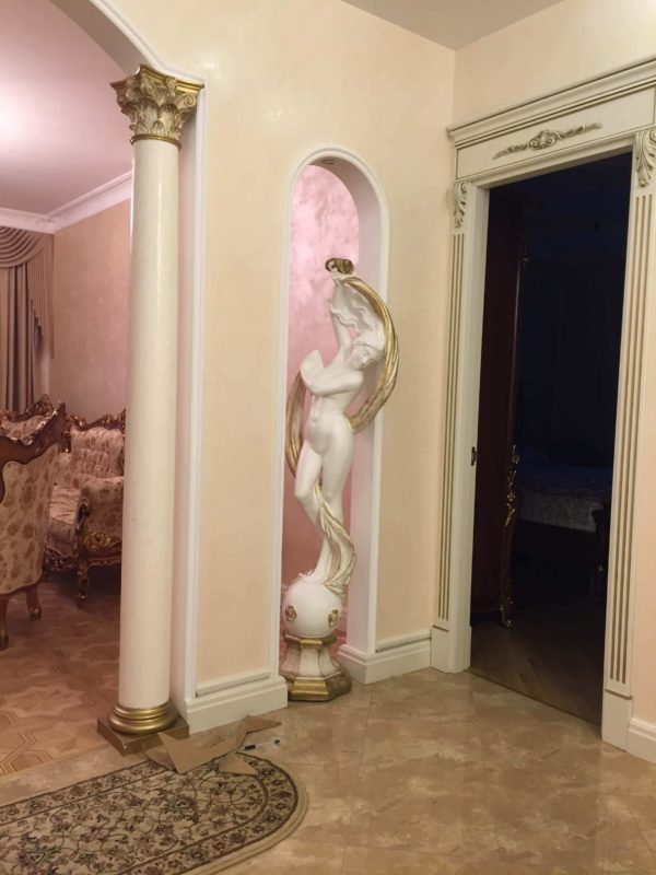 Статуя девочки на шаре в белом цвете с золотом (170 см) 17 the Statue of the girl on the ball in white gold plated
