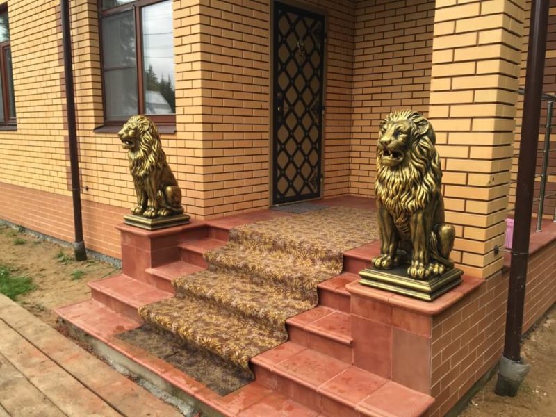 статуи львов на лестнице