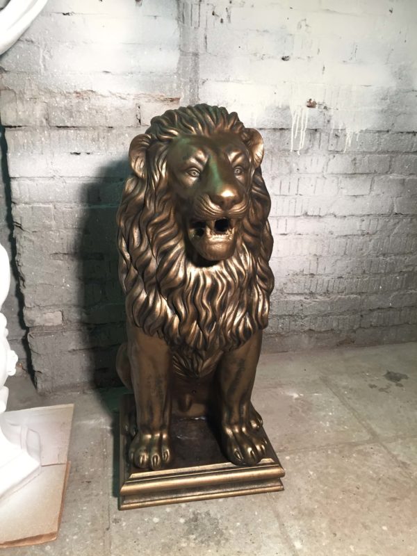 лев из бетона