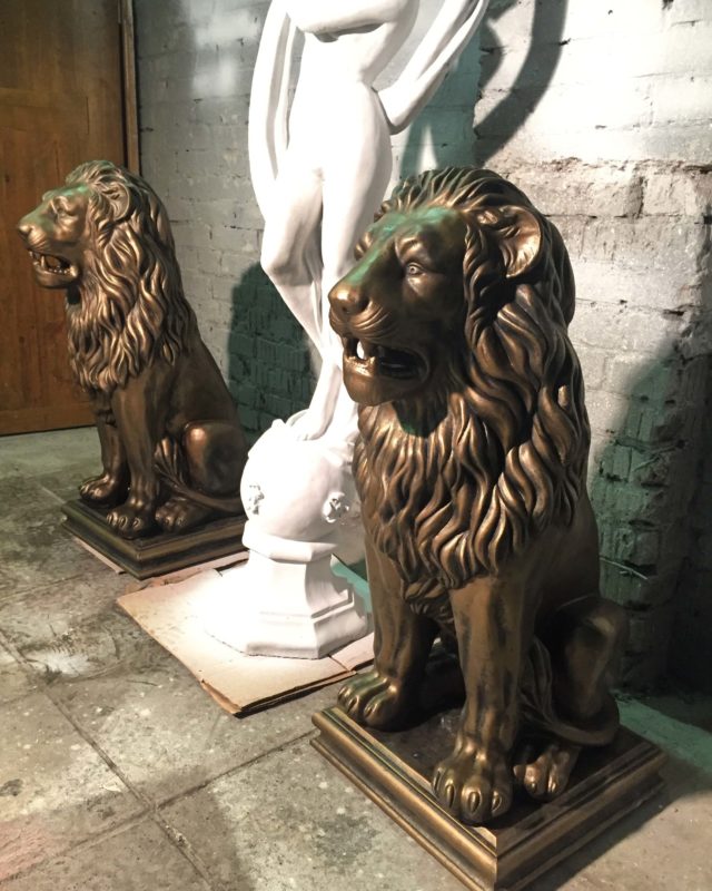 Скульптуры львов