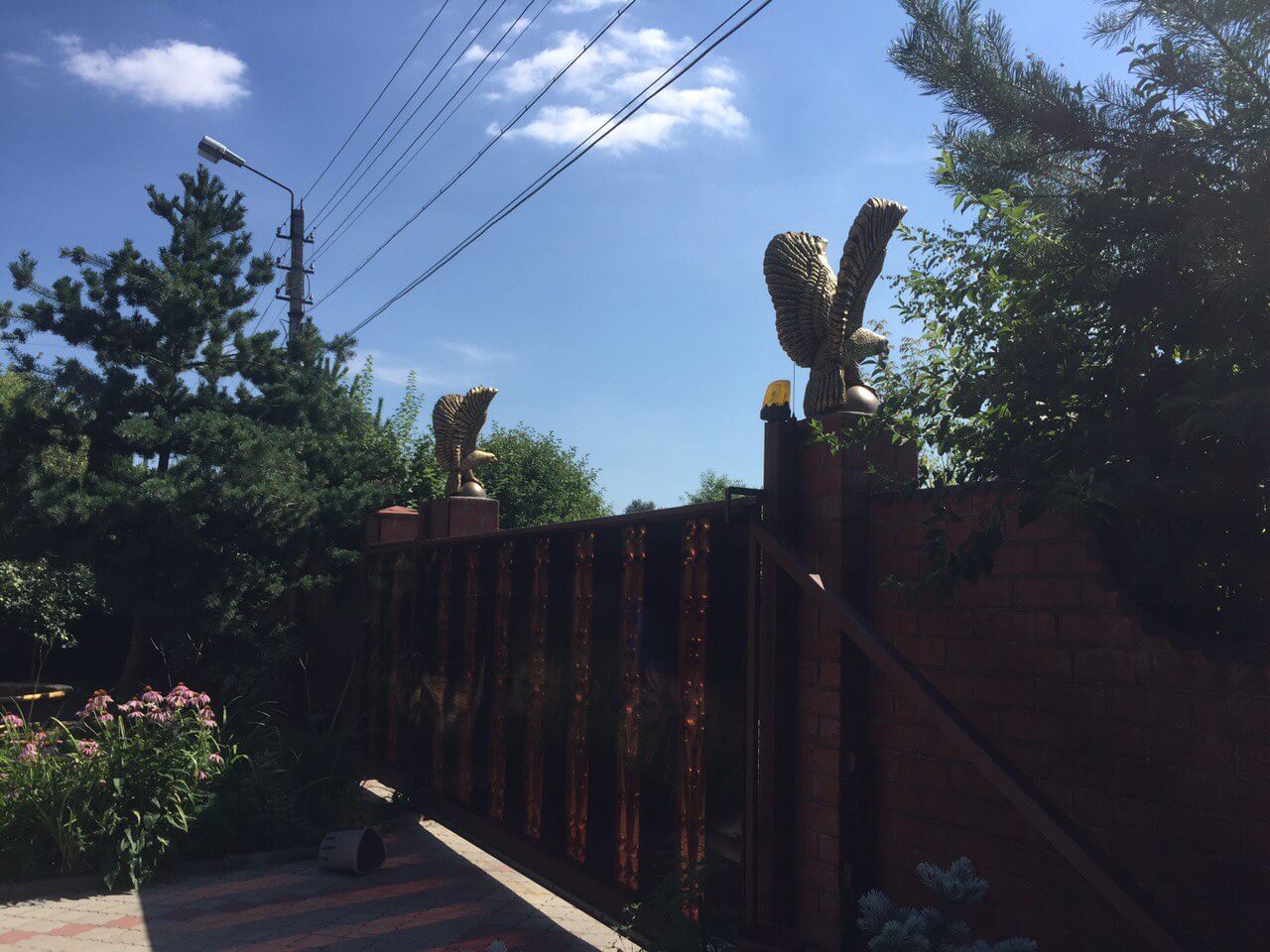 статуи орлов на заборе