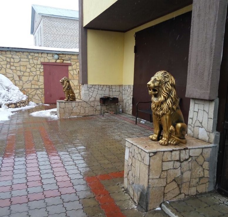 Скульптуры львов в Нижнекамске