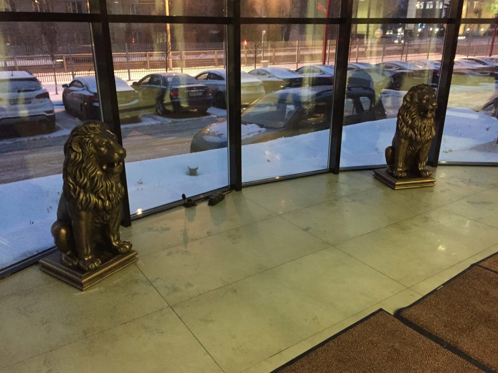 статуи львов