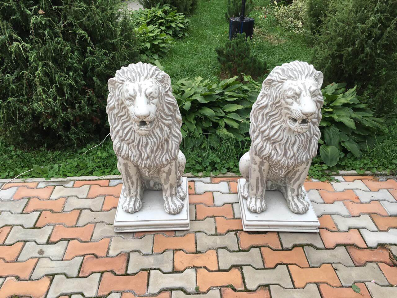 Белые скульптуры львов