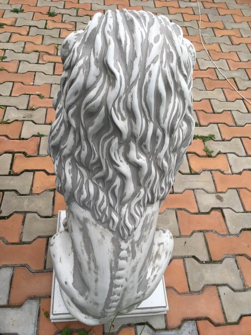 белая скульптура льва