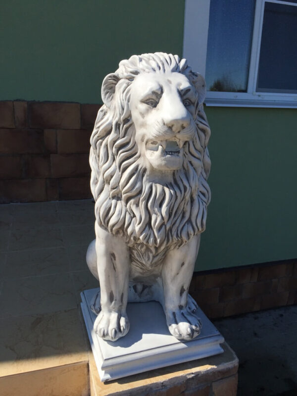 бетонный лев белый