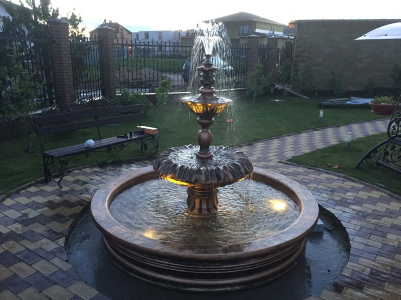 Фонтан садовый с подсветкой 01