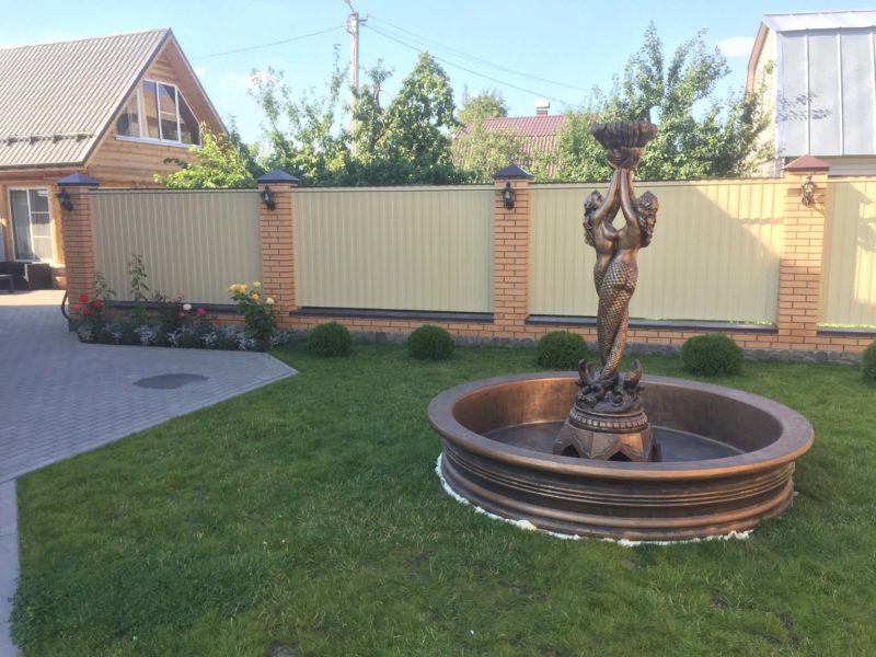 Sadovyi fontan iz betona rusalki v odintsovo