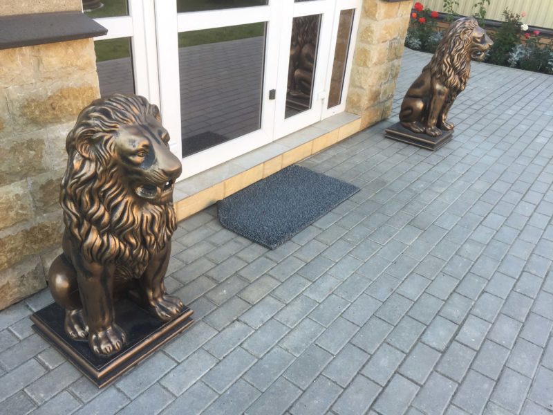 Skulptury lvov pri vhode v dom