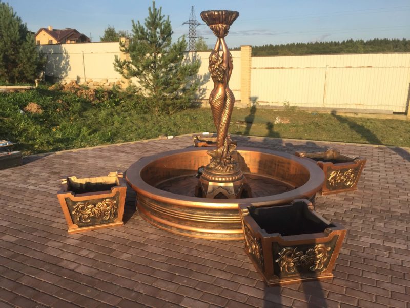 садовый фонтан из бетона