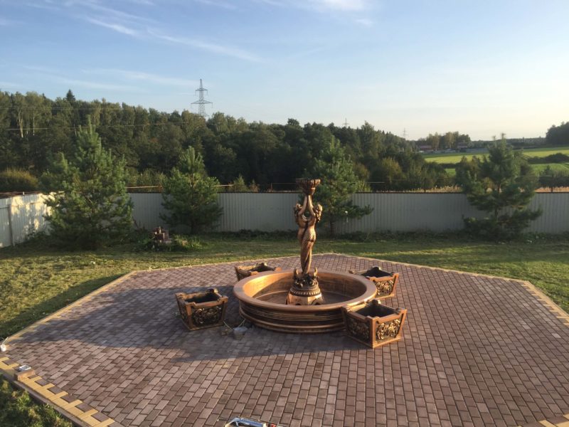 большой садовый фонтан