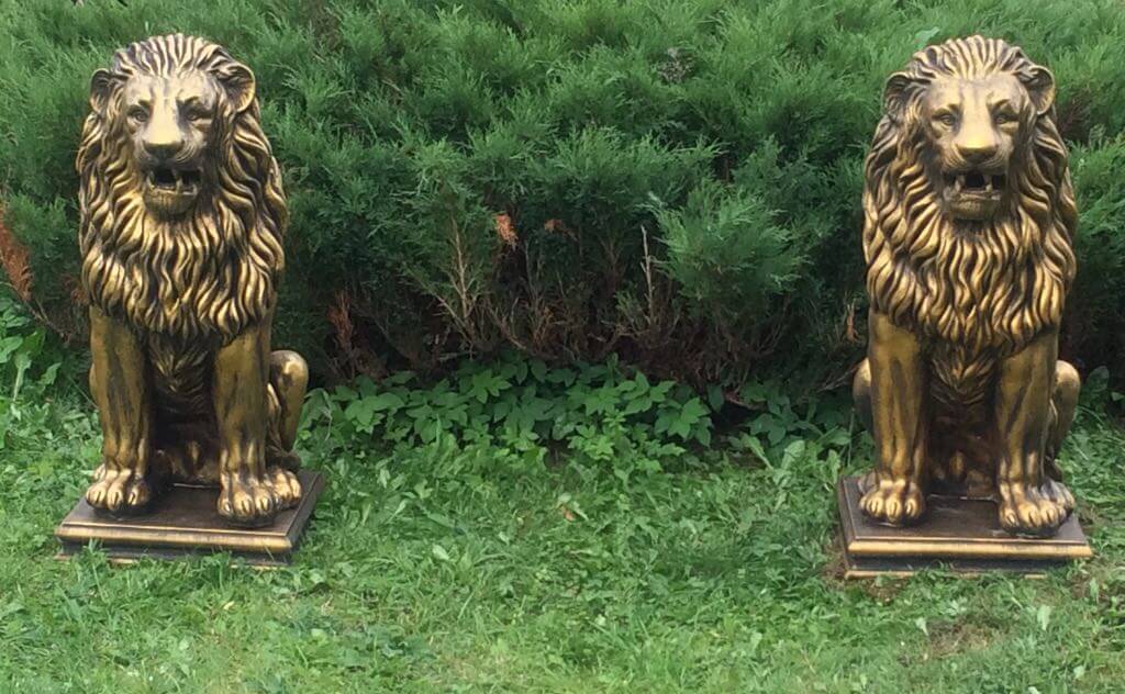 две скульптуры львов