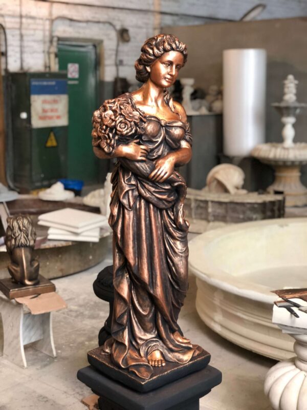 Скульптура девушки из бетона - Итальянка с букетом (бронза) 11 IMG 1282 1 scaled