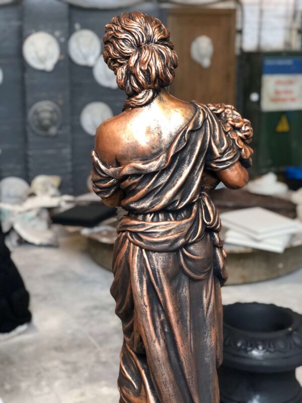 Скульптура девушки из бетона - Итальянка с букетом (бронза) 10 IMG 1284 scaled