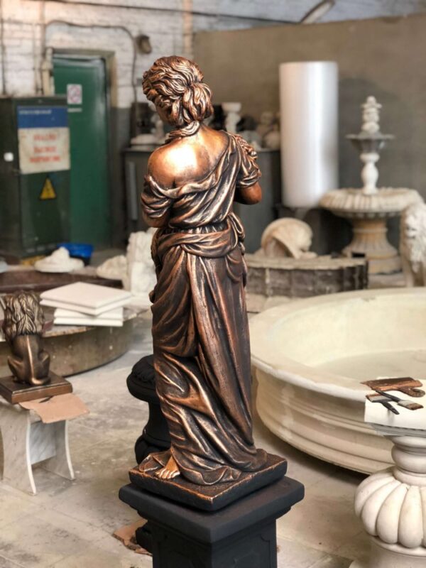 Скульптура девушки из бетона - Итальянка с букетом (бронза) 9 IMG 1285 scaled