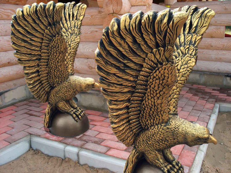 Орёл на шаре в золотом цвете