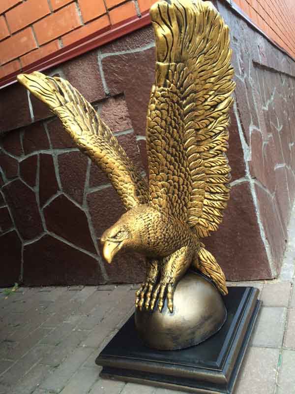 Вариант исполнения золотого орла на шаре