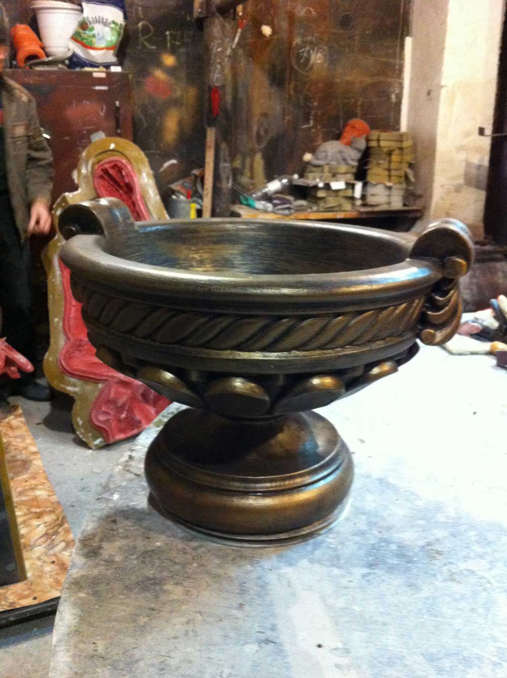 Купить античную вазу в классической бронзе