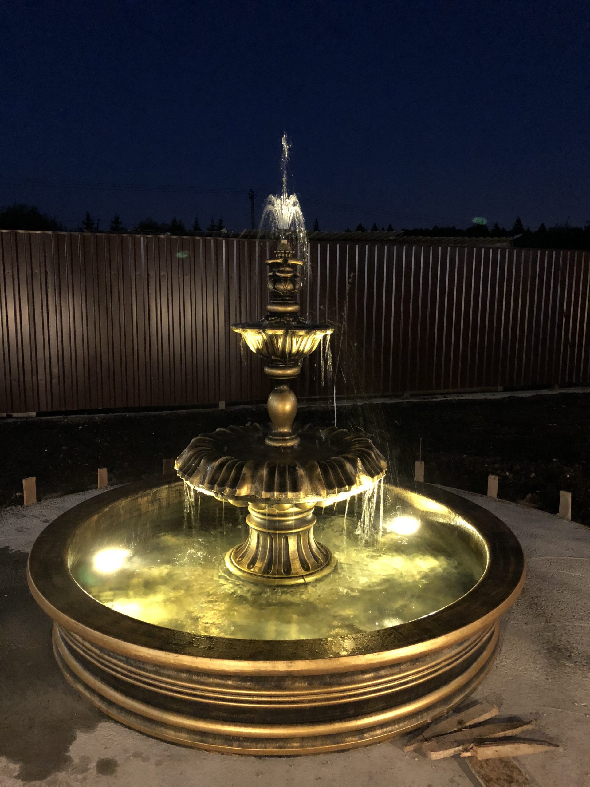 фонтан с подсветкой ночью
