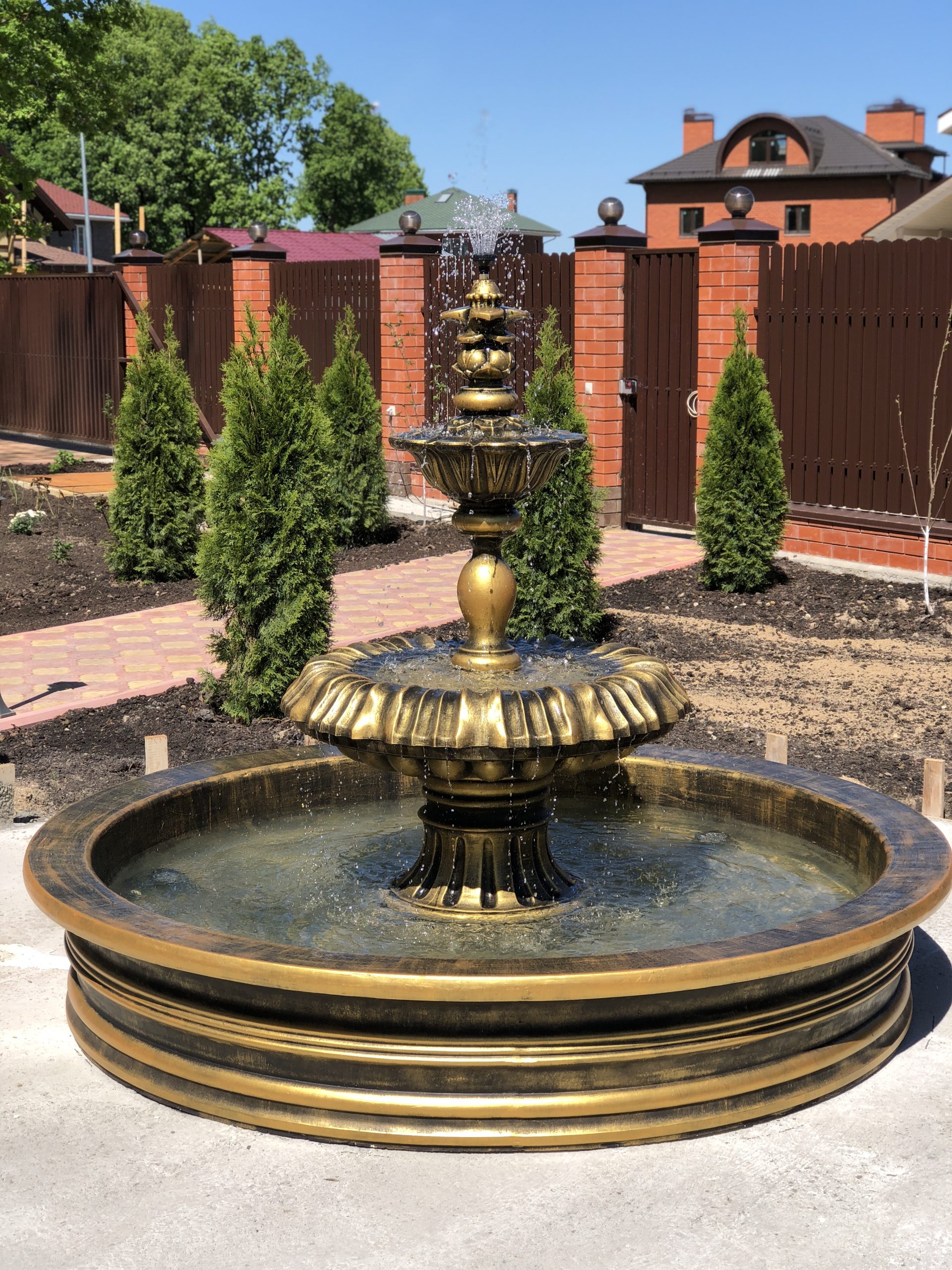 золотой фонтан в саду