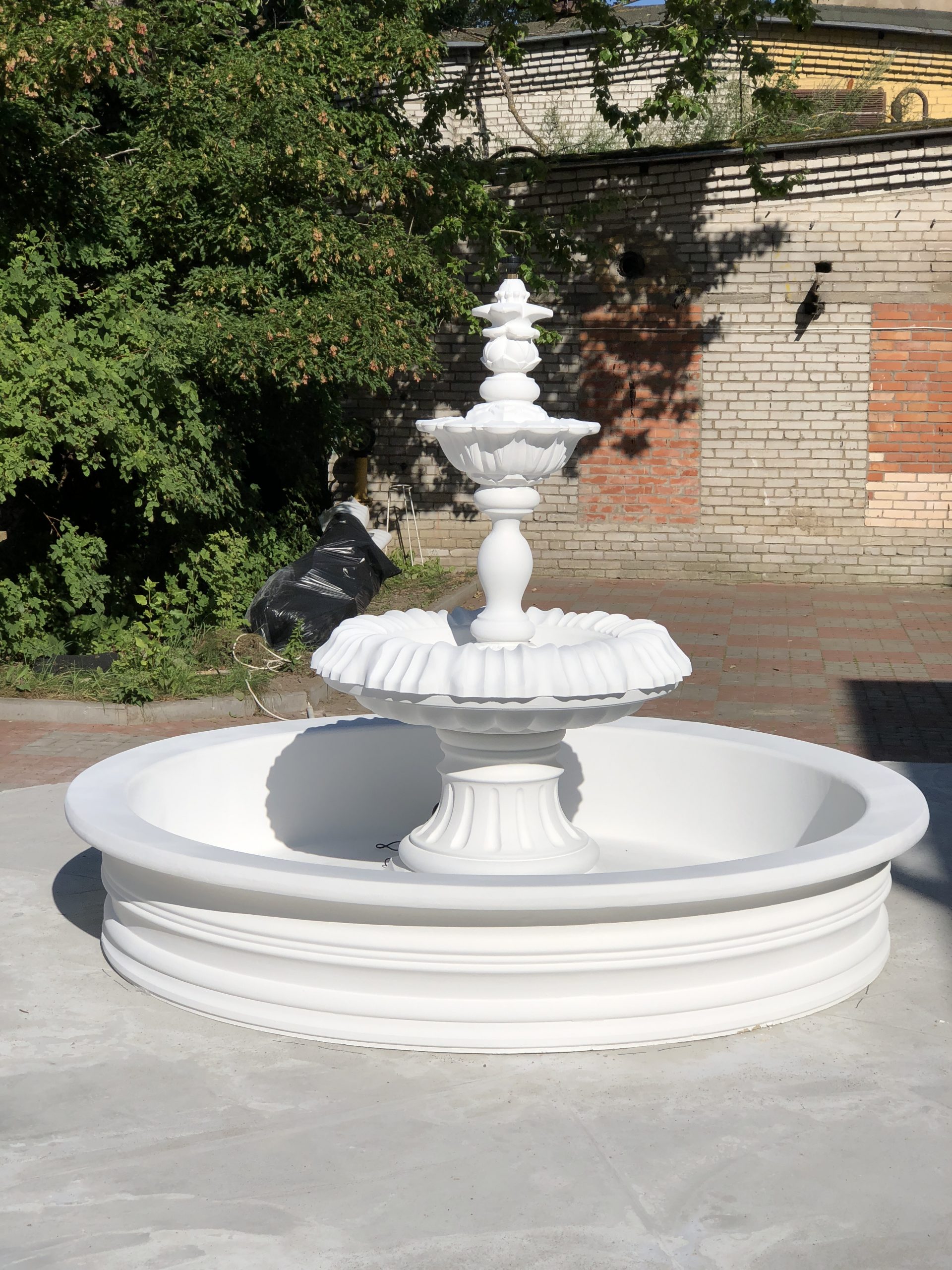 белый садовый фонтан