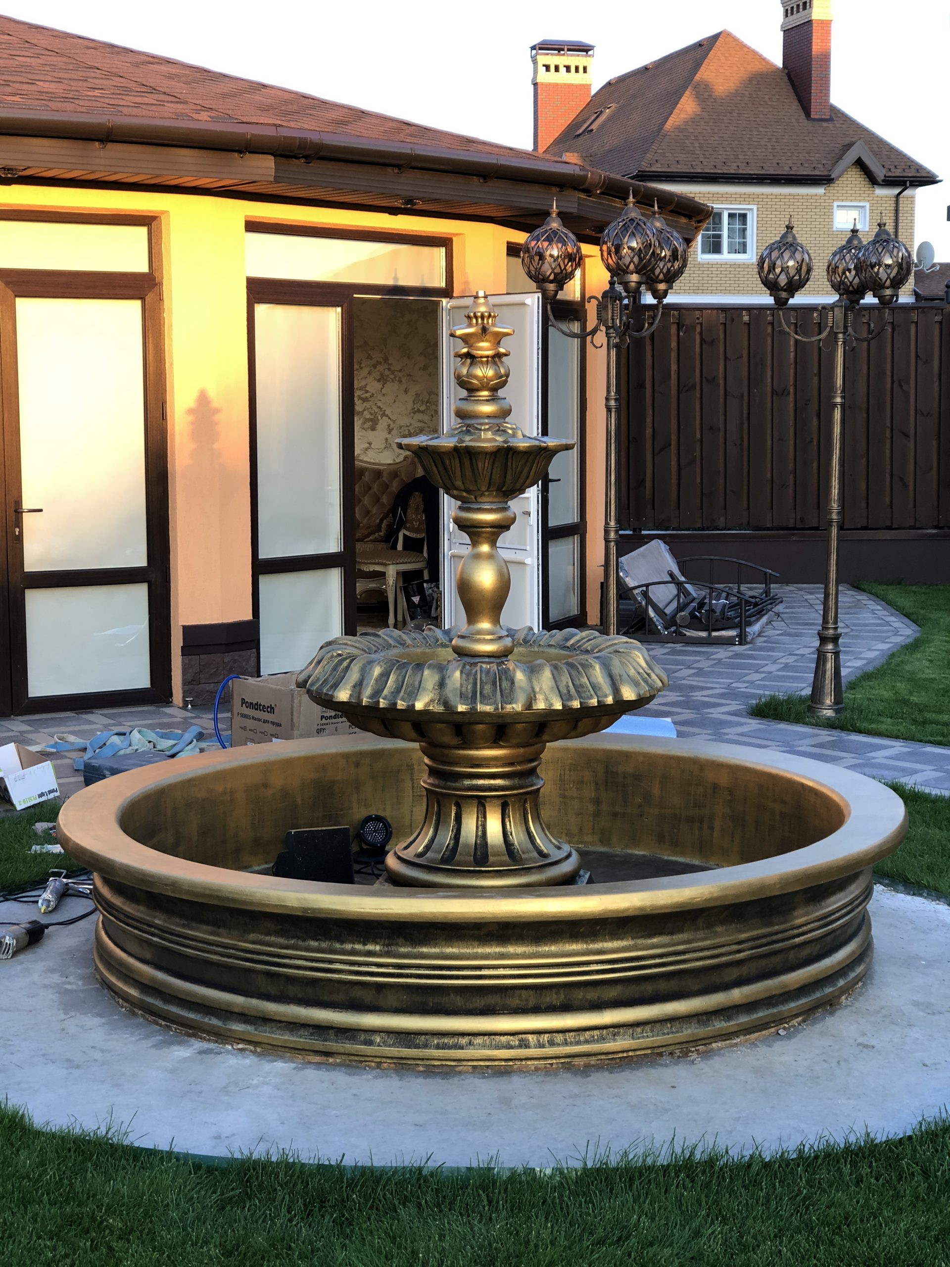 фонтан для сада в золотом цвете