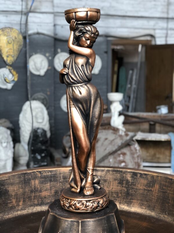 скульптура девушки в фонтане