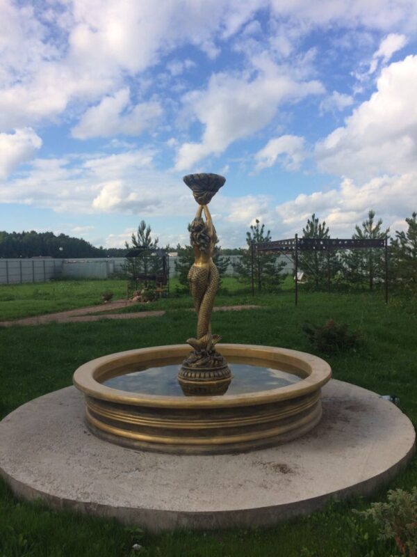 Фонтан в саду дома