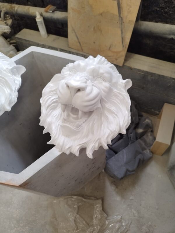 Маскарон морда льва с оскалом (белый) 7 maska lva s oskalom 1