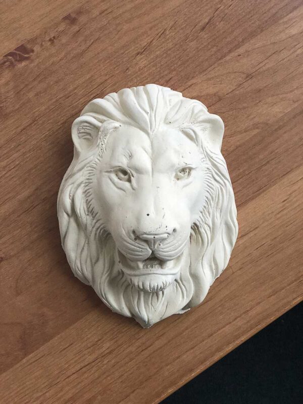 лев из бетона