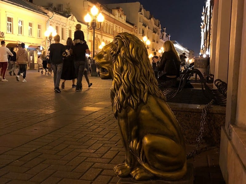 Скульптура льва в золотом цвете