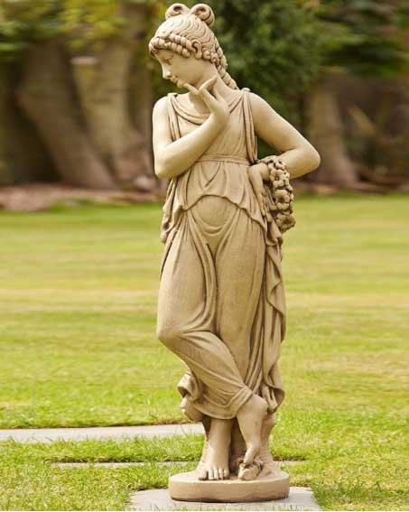 античная скульптур девушки