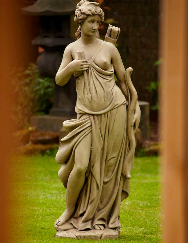 античная статуя в саду