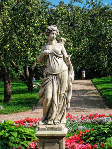 античная статуя девушки 