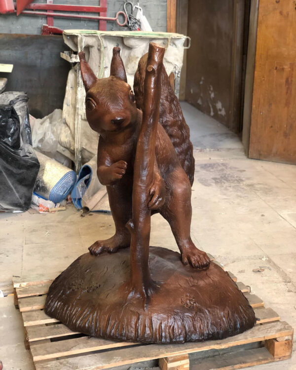 figurka sadovaya belka s vetkoj 130 sm 5