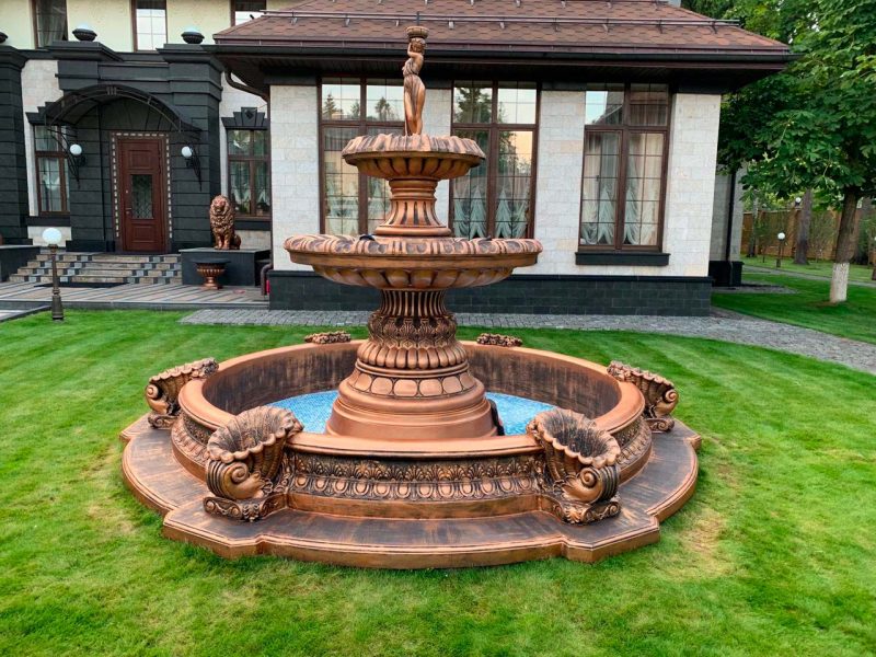 садовый фонтан во дворе