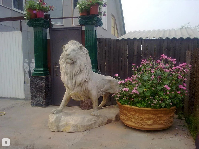скульптура большого льва у входа в дом