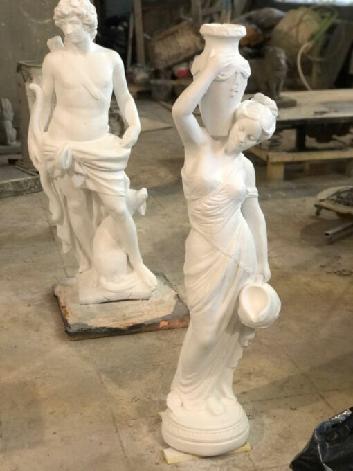 красивая пара скульптур