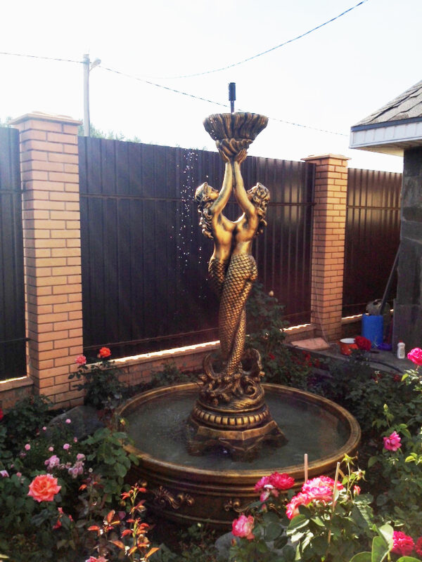 Скульптура «Русалки» в золотом цвете 9 fontan dlya sada rusalki malyj 04