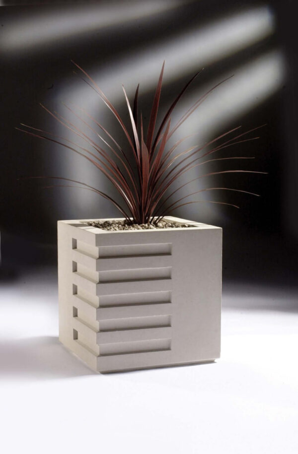 vazon s uglovymi vyemkami 30.5 sm 2