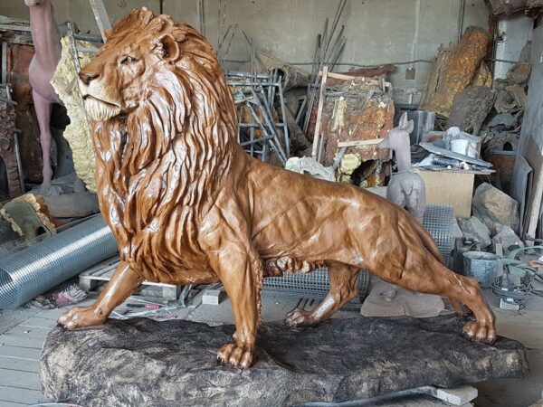 Большая скульптура льва в стойке 9 Скульптура льва