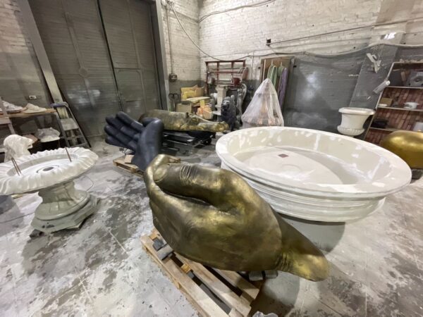 sadovyj vazon iz betona — ruki 190 200 sm 1