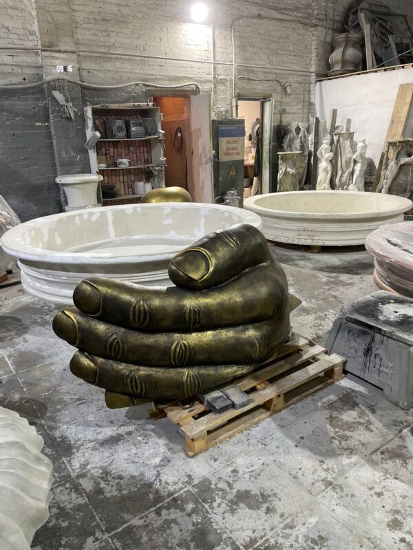 sadovyj vazon iz betona — ruki 190 200 sm 5