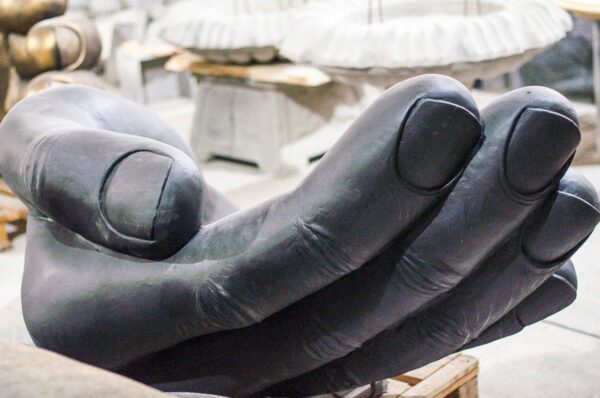 sadovyj vazon iz betona — ruki 190 200 sm 9