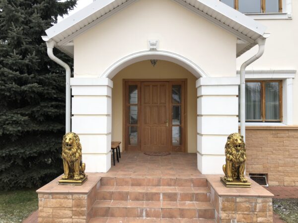 Скульптура льва из бетона - Королевский лев в золоте 23 photo 5265122046944331916 w